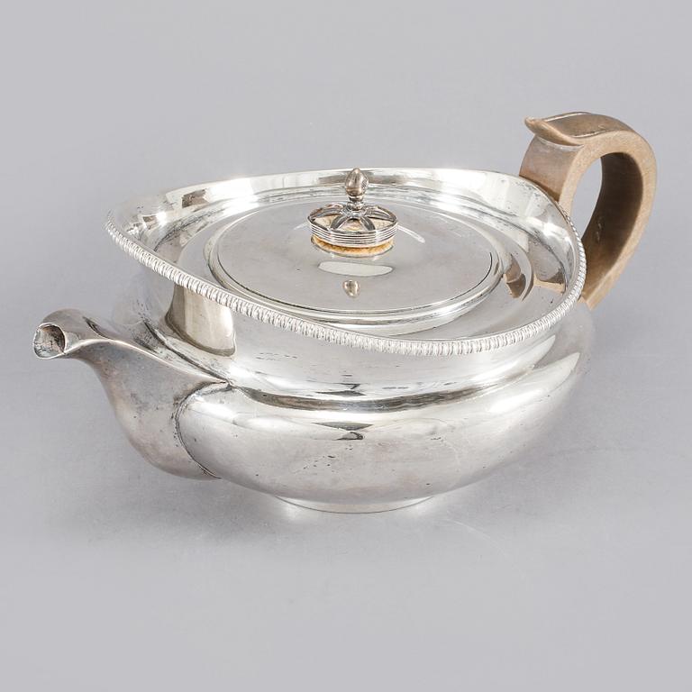 TEKANNA, silver, London, oidentiferad mästarstämpel, 1807, vikt 777 g.