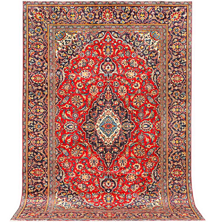 A Kashan carpet, c. 300 x 195 cm.
