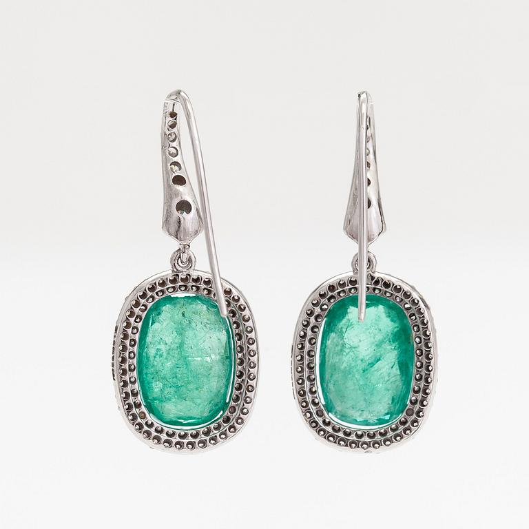 A pair of 18K whitegold earrings with emeralds and brilliant cut diamonds ca 1.02 ct in total. With IGI certificate.