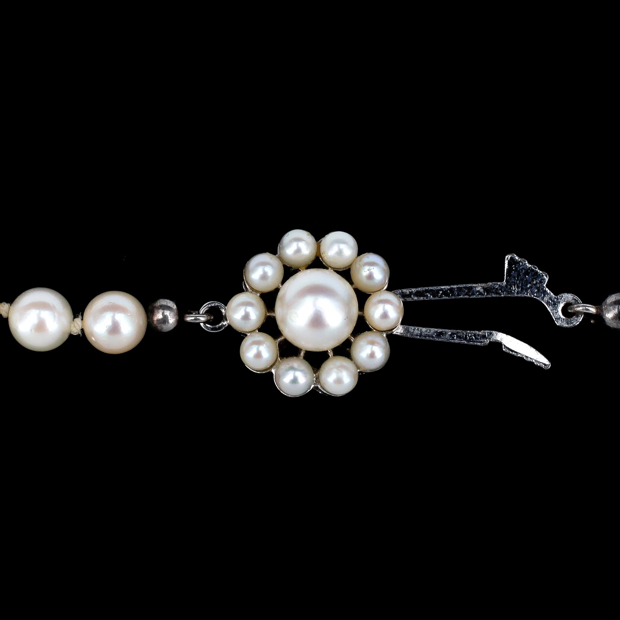 COLLIER samt ÖRHÄNGEN, 3 delar, odlade pärlor, lås i 18k vitguld, 1900-talets andra hälft.