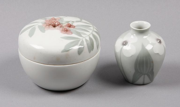 VAS SAMT LOCKASK, porslin, jugend, Karl Lindström Rörstrand. 1900-talets början.