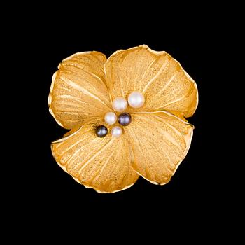 A BROOCH, A. Tillander. 18K gold, cultured pearls.