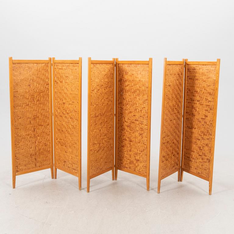 A pinewood foldingscreen "Spåna" by Alberts Tibro.