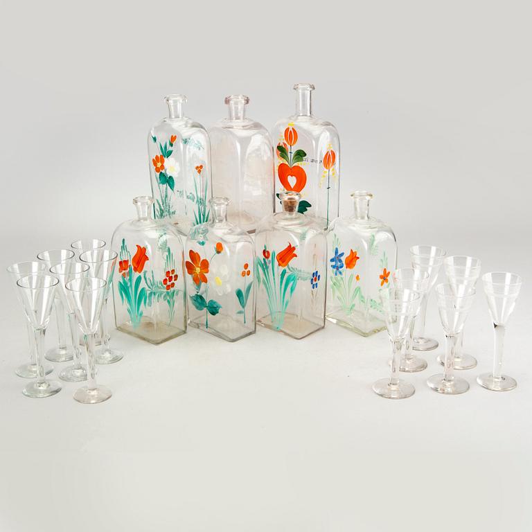 Snaspflaskor samt glas 7+11 st 1900-talets början.