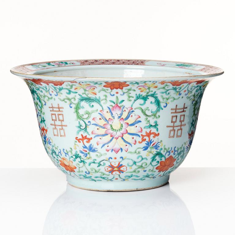 A large famille rose flower pot, late Qing dynasty, 19th Century.