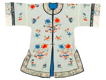 89. ROBE, silk. Height 100 cm. China, first quarter of the 20th century.