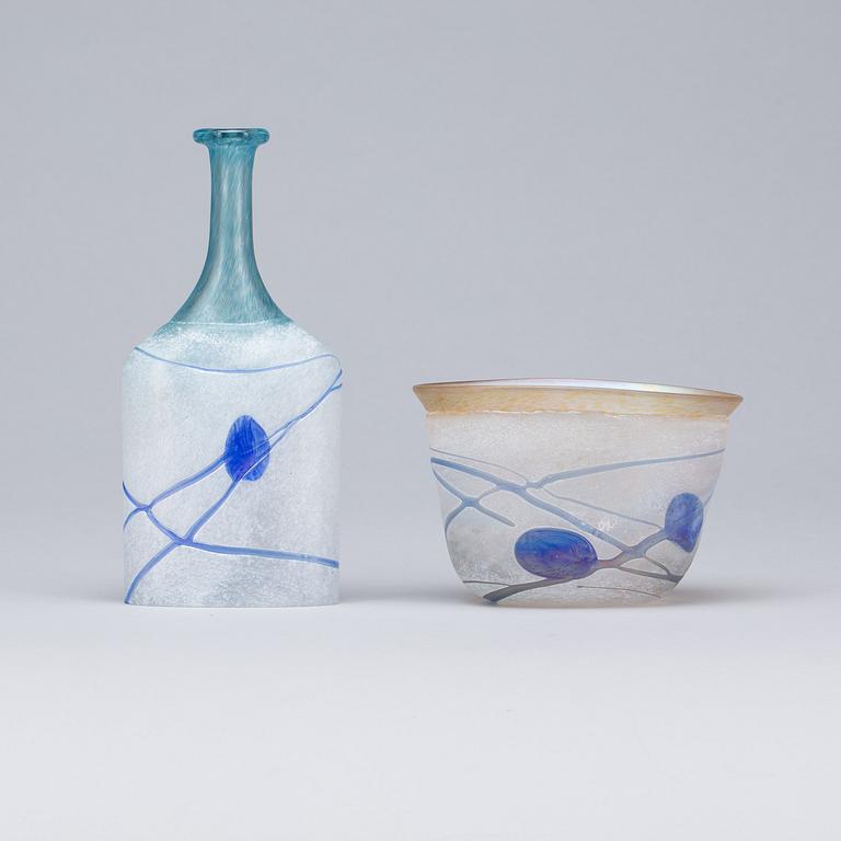 SKÅL SAMT FLASKA, glas, Bertil Vallien, Kosta Boda, signerade, Artist Collection.