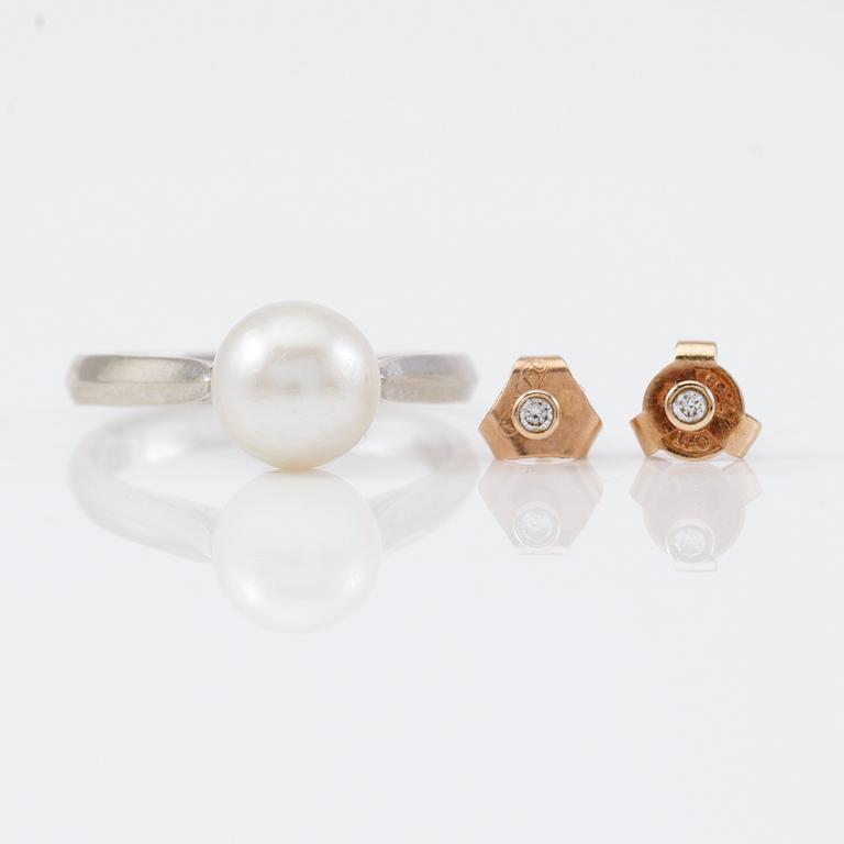 RING OCH ÖRHÄNGEN, 1 par, 18K guld och briljantslipade diamanter. Total vikt ca 4 g.