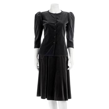 YVES SAINT LAURENT, grey two-piece costume consisting of jacket and skirt from the russian collection. Size 38.