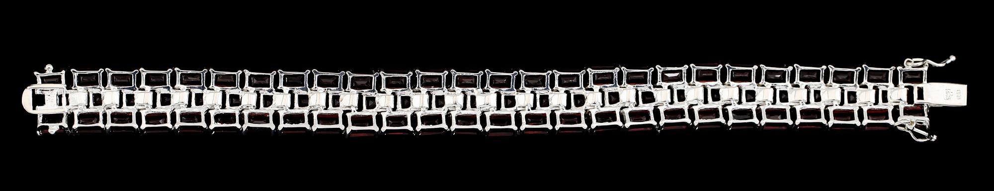 ARMBAND, sterlingsilver, röda granater tot ca 52.00 ct.