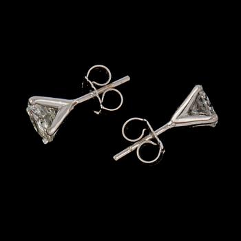 ÖRHÄNGEN, ett par, 18k vitguld med briljantslipade diamanter, totalt 2.14 ct. Vikt 2 g.