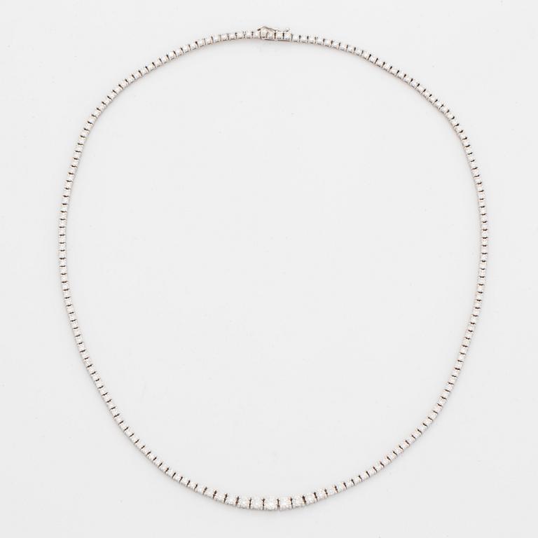 An 18K white gold necklace set with round brilliant-cut diamonds.
