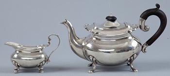 TEKANNA och GRÄDDKANNA, silver, Walker & Hall, Sheffield, England, 1900-talets början, tot vikt c:a 730 g.