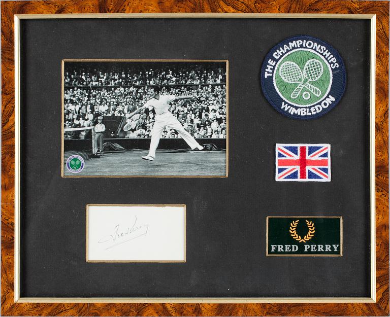 AUTOGRAFER av tennisspelare, 3 st. Bl a Fred Perry.