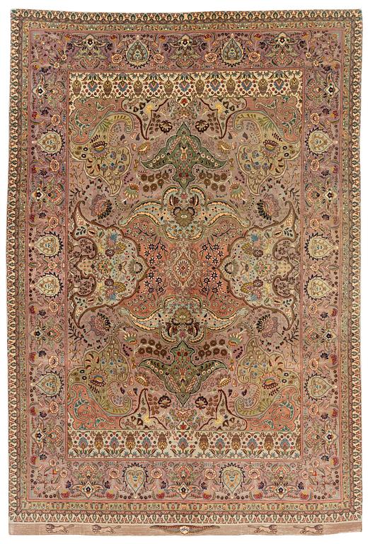 A fine Tabriz carpet of 'Polonaise' design, c. 270 x 182 cm.