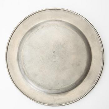 Firma Svenskt Tenn, flaskställ ett par av vitmetall modell nr 2562, samt fat av tenn, Stockholm 1900-talets andra hälft.