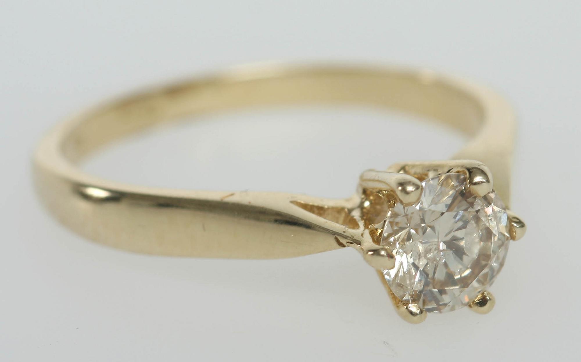 RING, 14K guld, med champagnefärgad briljantslipad diamant, ca 0,62 ct.