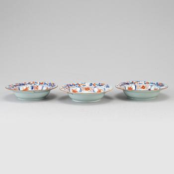 Three imari export porcelain dishes, Qing dynasty, Qianlong (1736-95).