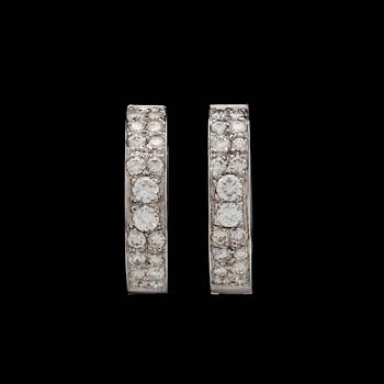 A pair of brilliant cut diamond earrings, tot. app. 1.50 ct.