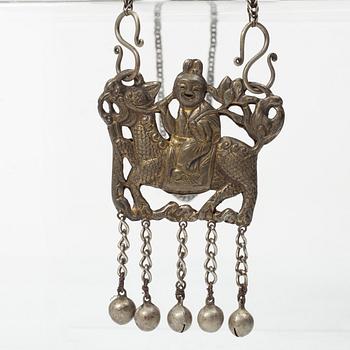 Amuletter, fyra stycken, vitmetall samt fyra hårsmycken delvis i silver, Kina, 1900-tal.