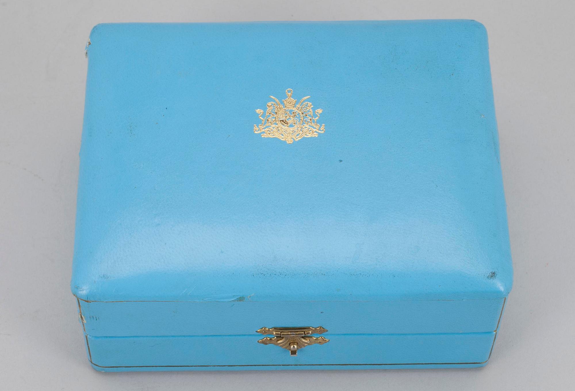 SAVUKERASIA, hopeaa. Persian Shaahin valtiovierailulahja.  Paino 275 g.