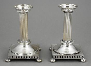 LJUSSTAKAR, ett par, nysilver, gustaviansk stil, 1900-tal.