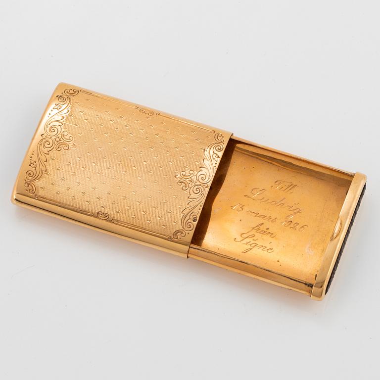 An 18K gold match box.