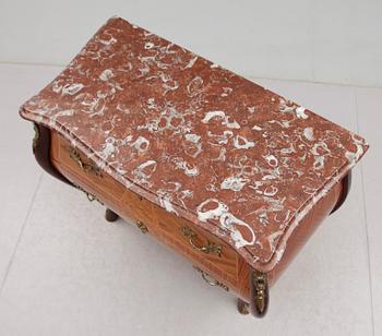 BYRÅ, rokokostil, 1900-talets andra hälft.