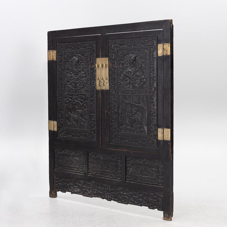 Väggpanel / dörrframstycke, skuret trä och mässing, Kina, Qingdynastin.