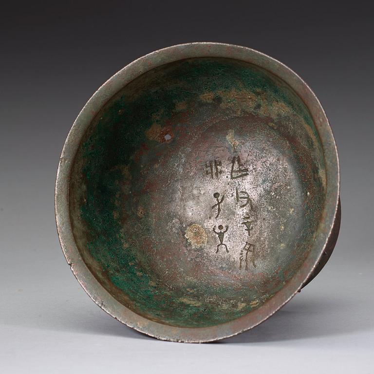 An archaic bronze food vessel, gui, presumably Western Zhou Dynasty (1040-256 BC).