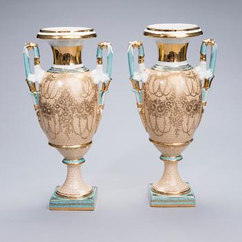 URNOR, ett par, porslin, Sèvres-liknande märke, Frankrike, 1800-tal.