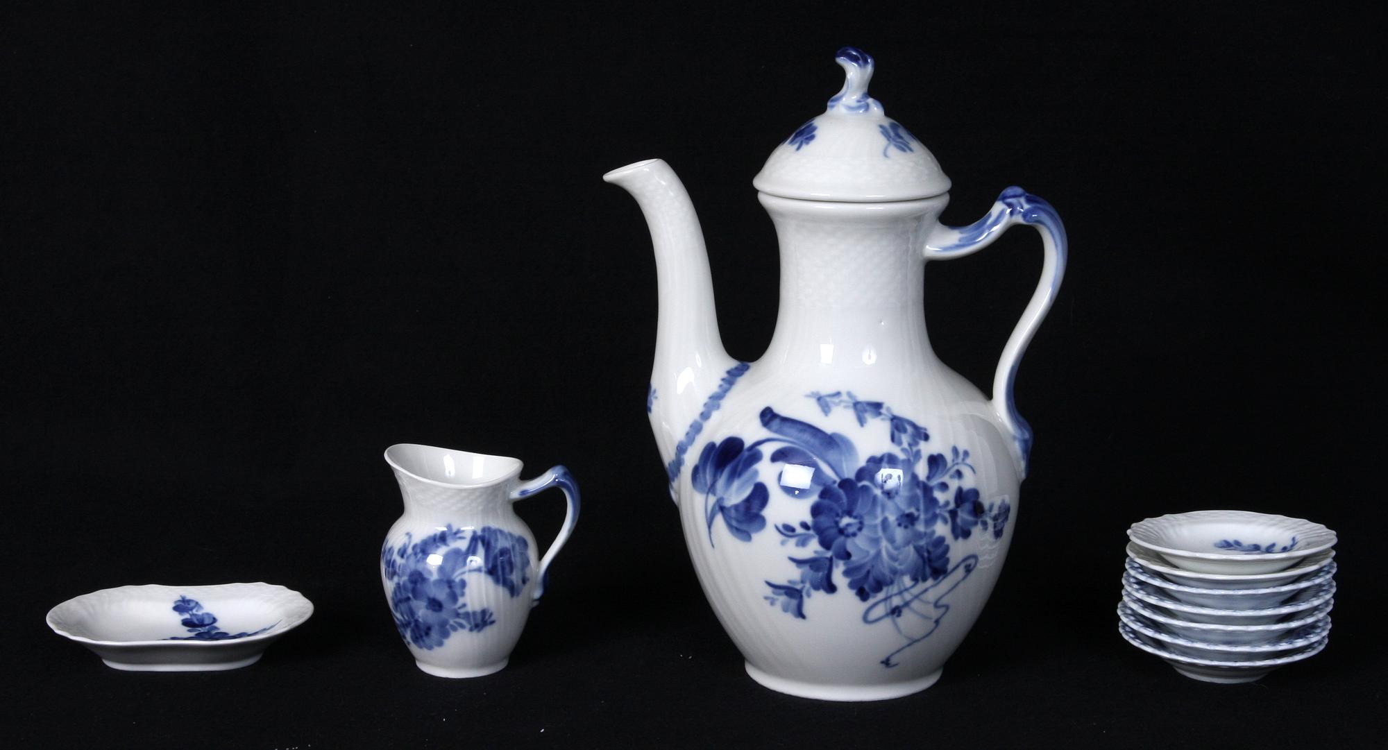 SERVISDELAR, 9 st, porslin, "Blå blomst", Kongl Dansk.