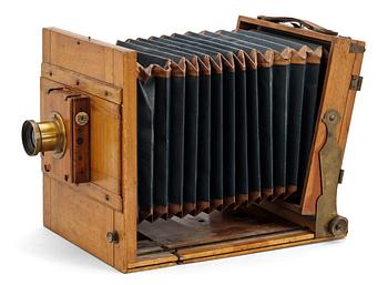 1. CAMERA, Thornton-Pickard, England, late 19th century. The lens marked Rapid Paraplanat.