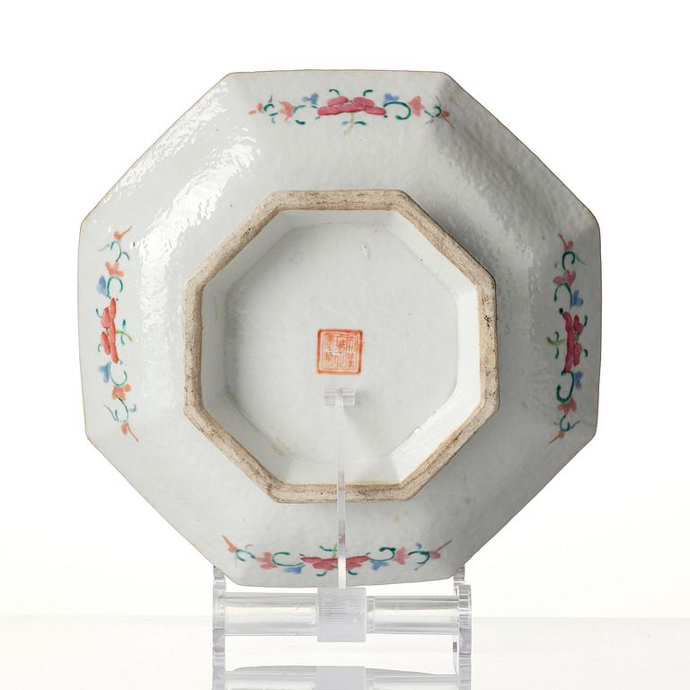 A octagonal 'trigram' dish, late Qing dynasty/around 1900.