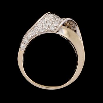 RING, 18k guld och vitguld med briljantslipade diamanter, totalt 2.00 ct. Vikt 9 g.