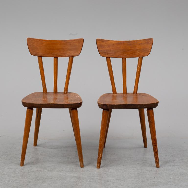 GÖRAN MALMVALL, a pair of pine chairs, Svensk Fur.