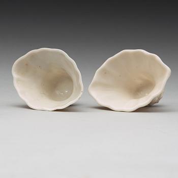 VINKOPPAR, ett par, blanc de chine. Qingdynastin, Kangxi (1662-1722).