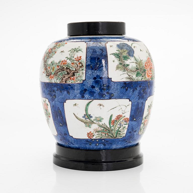 A Kangxi style porcelain urn, China, 20th century.