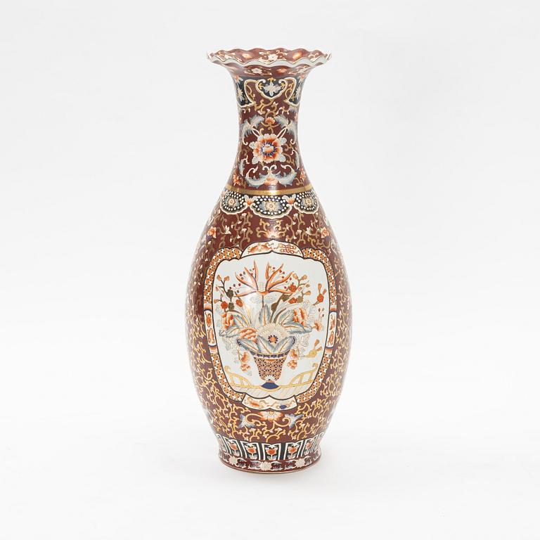A porcelain urn, Japan, 20th century.