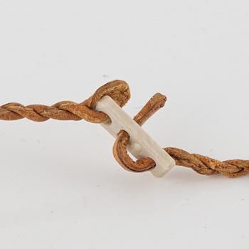 Armband, klockarmband, 2 st samt hängen, 2 st. Bland andra Esse Poggats.