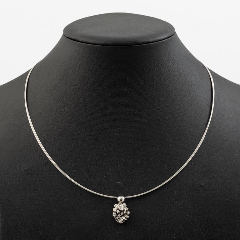 Collier 18K vitguld med dropp-, baguette och briljantslipade diamanter.