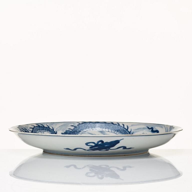 A blue and white dragon dish, Qing dynasty, Kangxi (1662-1722).