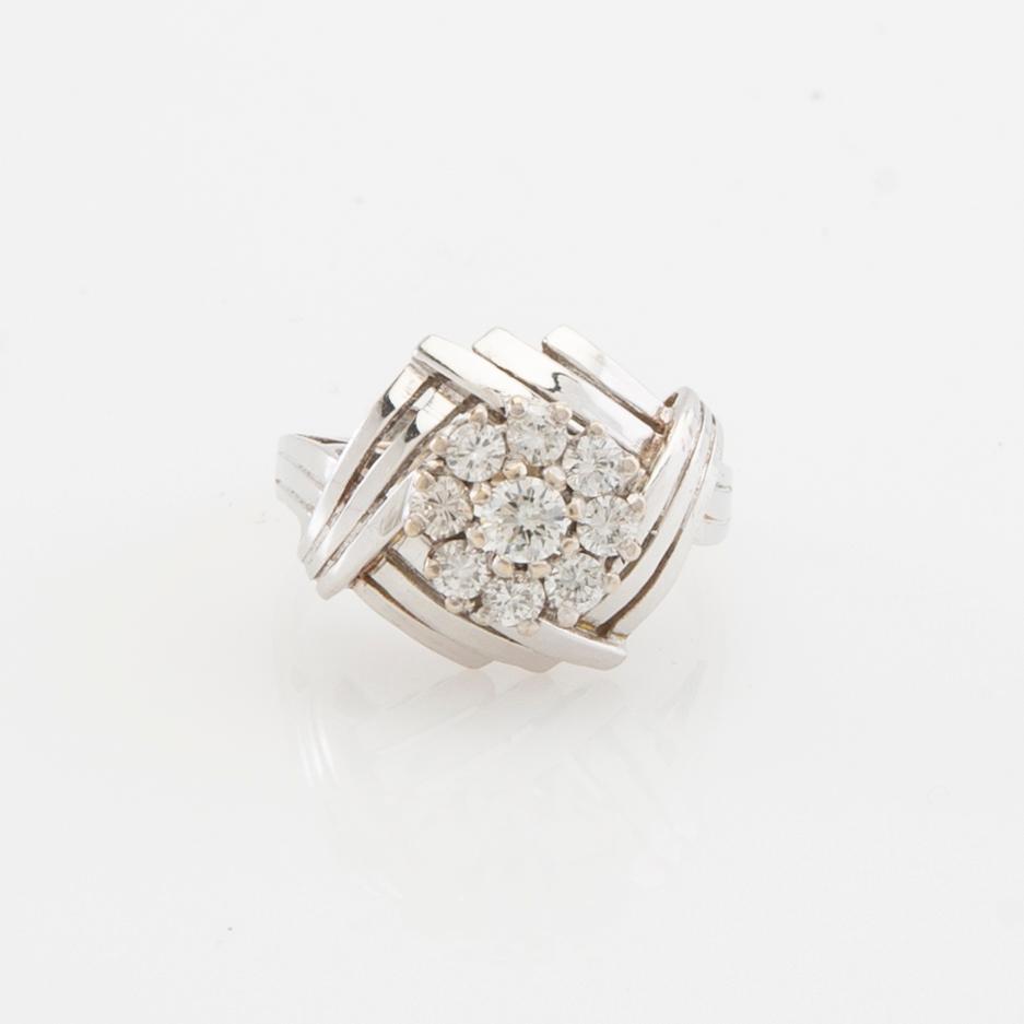 Ring 18K white gold set with round brilliant-cut diamonds.
