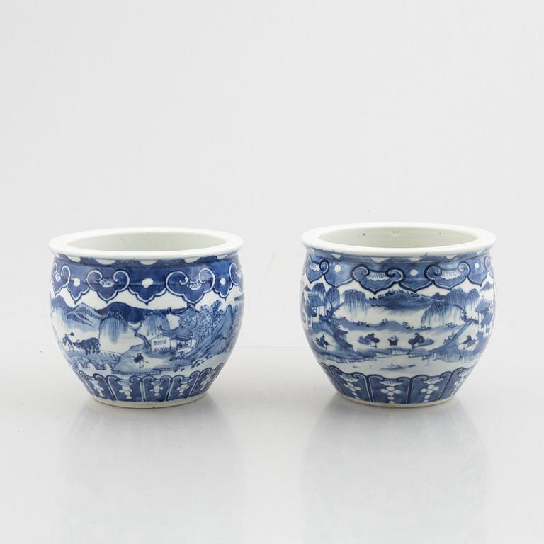 A pair of blue and white flower pots, late Qing dynasty, circa 1900.