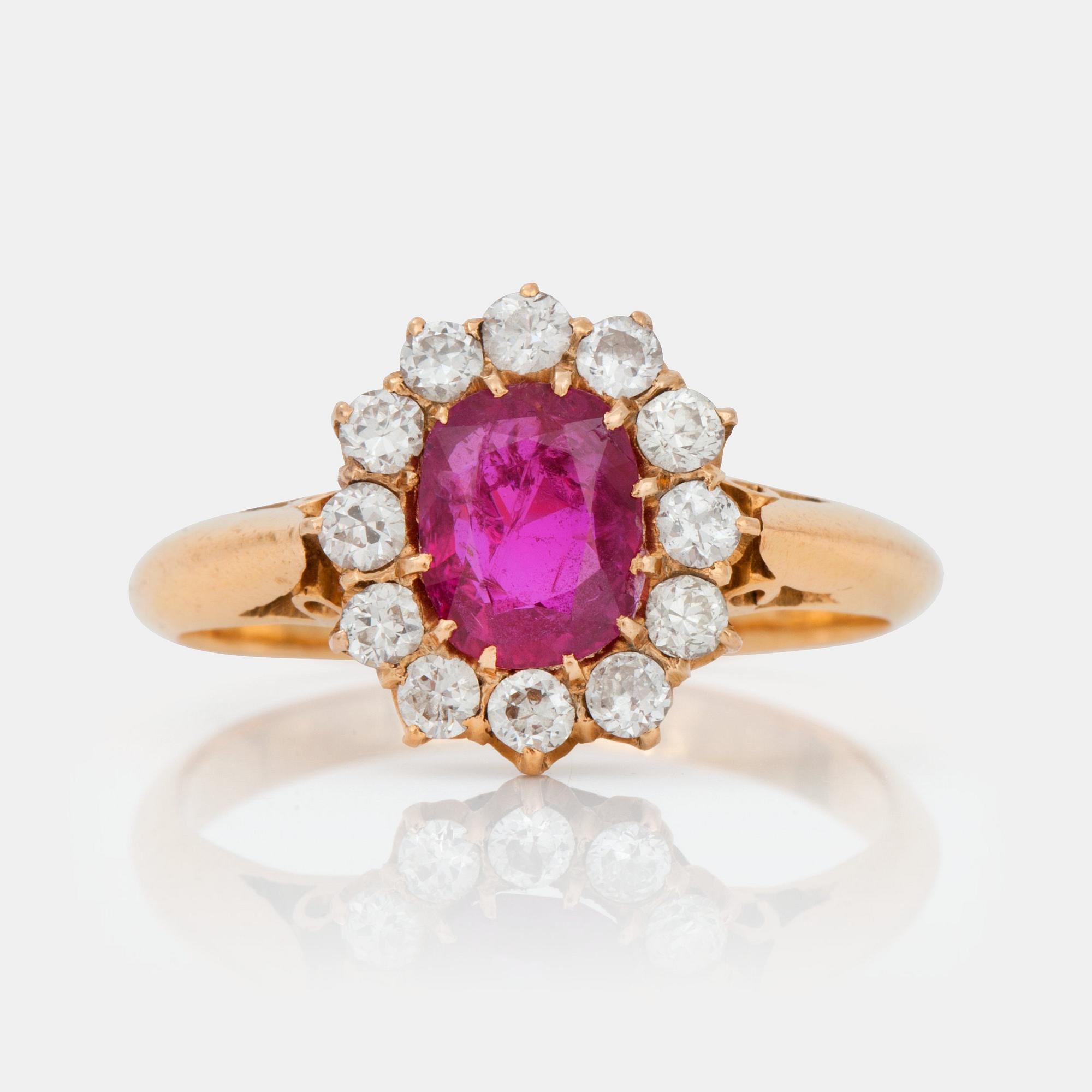 RING med fasettslipad, obehandlad rubin samt gammalslipade diamanter.