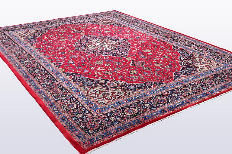 A carpet, Kashan, ca 395 x 295 cm.