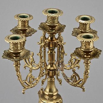 KANDELABRAR, ett par, gulmetall, Louis XV-stil, 1900-tal.