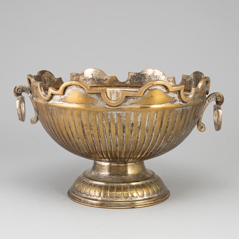 A brass champagne cooler or glass rinserm 18th/19th century.