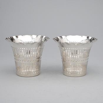 COASTERS, ett par, silver, Robert Palmer, London, England, 1903. Total vikt ca 263 g.