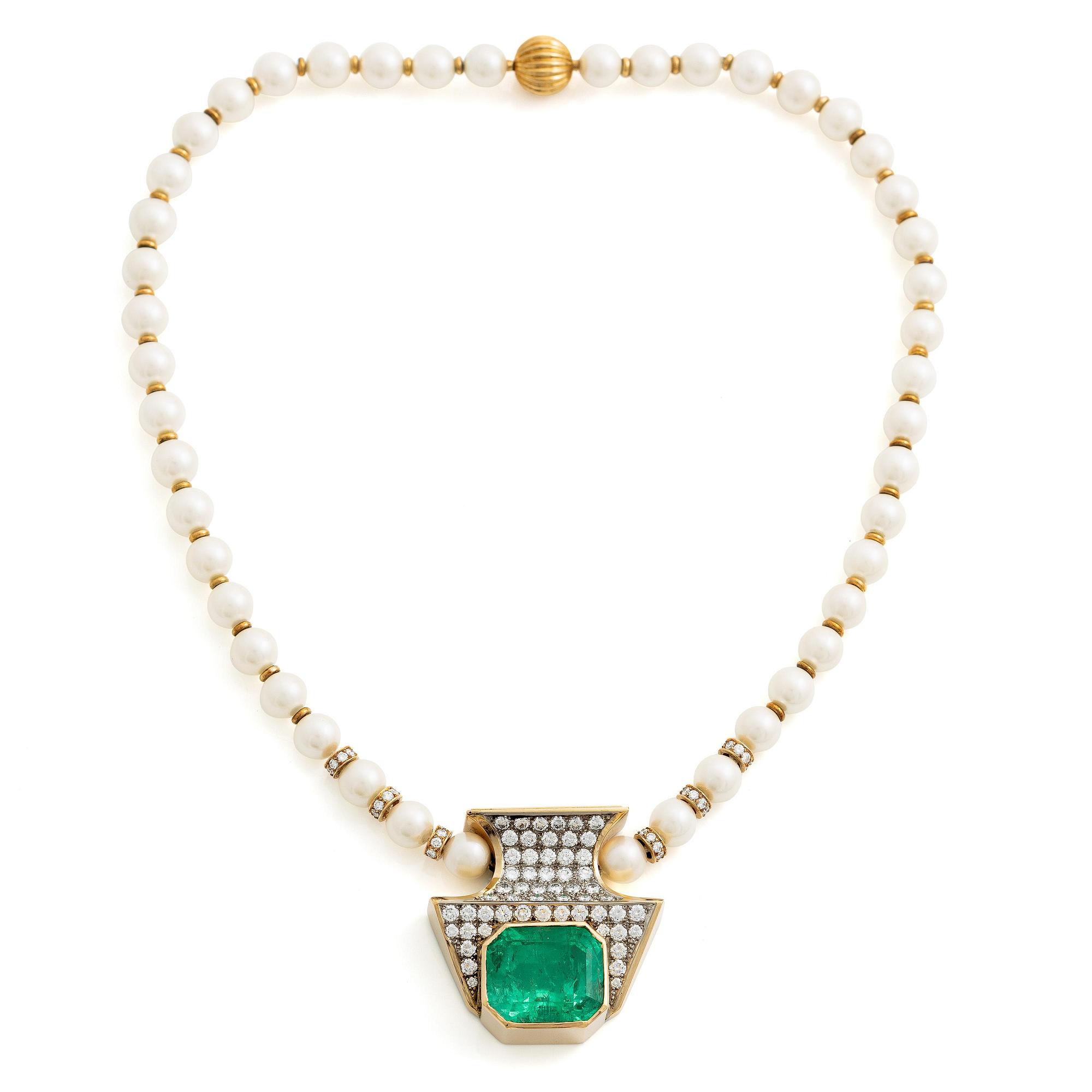 Kristian Nilsson, necklace of cultured pearls and 18K gold with a faceted emerald and round brilliant-cut diamonds.
